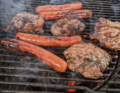 How to Grill Hot Dogs and Hamburgers Together Camping Burgers, Grill Hot Dogs, Grilling Hamburgers, Birthday Cookout, Hamburgers And Hot Dogs, Grilled Hot Dogs, Homemade Hamburger Patties, Grill Burgers, Burgers And Hot Dogs