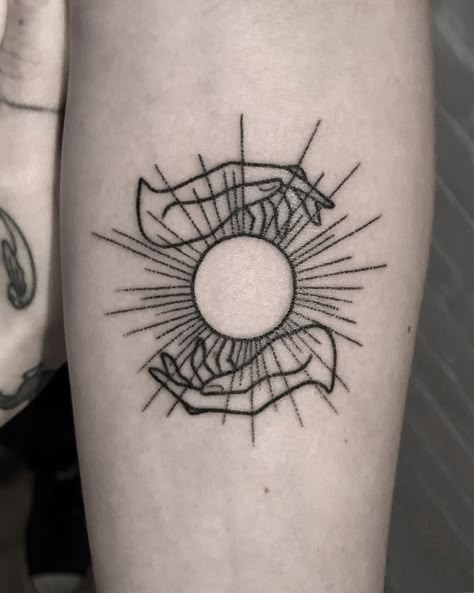 3,506 Likes, 12 Comments - @catewebb on Instagram: “Sun hands from the weekend” A Sun Tattoo, Tattoos Masculinas, Sun Tattoo, Eye Tattoo, Back Tattoos, Hand Holding, Skin Art, Piercing Tattoo, Mini Tattoos