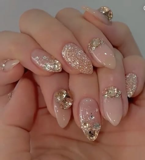 Golden Nail Extension, Nail Art Wedding Elegant Gold, Gold Jewel Nails, Gold Nail Extensions, Wedding Nail Art Design For Bride, Bridal Nail Extension Designs, Nail Extension Designs For Wedding, Wedding Nail Designs For Bride, Gold Bridal Nails