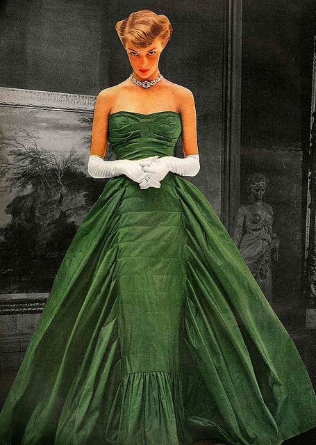 Taffeta ballgown by Adrian. Vogue November 1948 Strapless Evening Gowns, Fashion 1940s, 1940's Fashion, Look Retro, 40s Fashion, Green With Envy, Vintage Couture, Vintage Gowns, 1940s Fashion