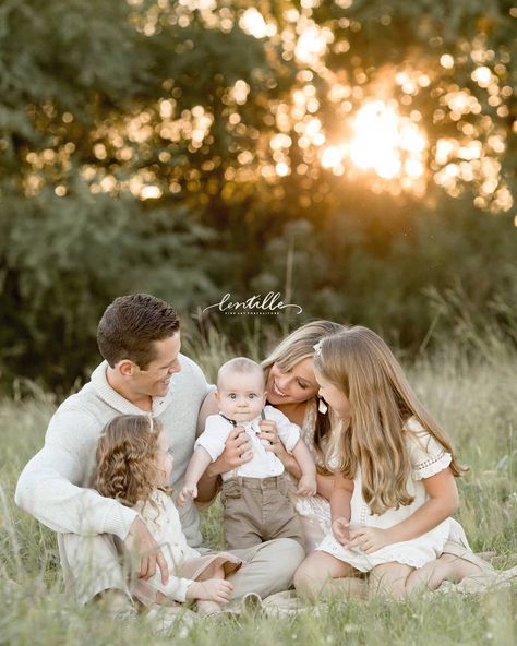 Love the colours, sunset... Mother Baby Photography, Daughter Photoshoot, Mother Daughter Photoshoot, Outdoor Family Photography, Outdoor Family Photos, Family Picture Poses, Fall Family Pictures, Family Photo Pose, Spring Family