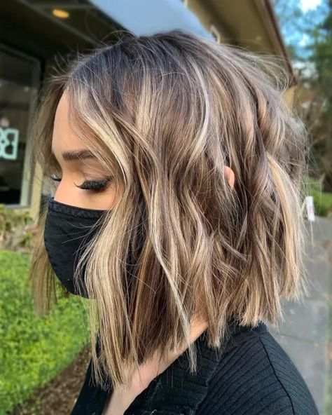 Blonde Lob Thick Hair, 2023 Winter Hair Color Trends, Choppy Long Bob Hairstyles, Short Lob Haircut, Female Haircut, One Length Haircuts, Textured Lob, Choppy Haircuts, Textured Haircut