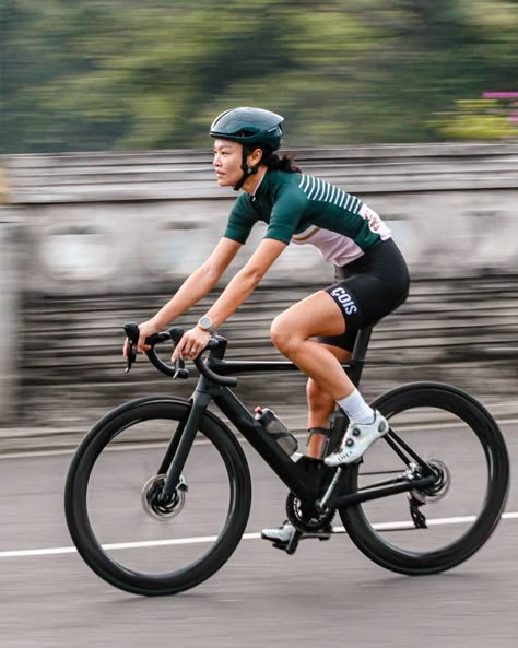 Cyclist Photoshoot, Woman Cycling Outfit, Cycling Photography Photo Ideas, Assos Cycling, Bike Woman, Bicycle Photoshoot, Girl Cycling Aesthetic, Track Cycling Photography, Woman Cycling