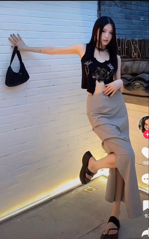 Poses In Pencil Skirt, Poses In Skirt, Acubi Fashion, Art Of Love, Photography Posing Guide, Posing Guide, Bad Girl, Everyday Outfits, Photography Poses