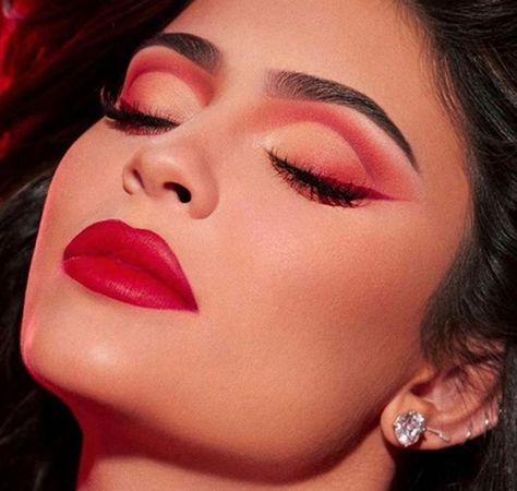 The Sexiest Celebrity Makeup Looks to Recreate This Summer Kylie Jenner Makeup Look, Red Makeup Looks, Quinceanera Makeup, Maquillage On Fleek, Jenner Makeup, Kylie Jenner Lipstick, Celebrity Makeup Looks, Kylie Jenner Makeup, Kylie Cosmetic