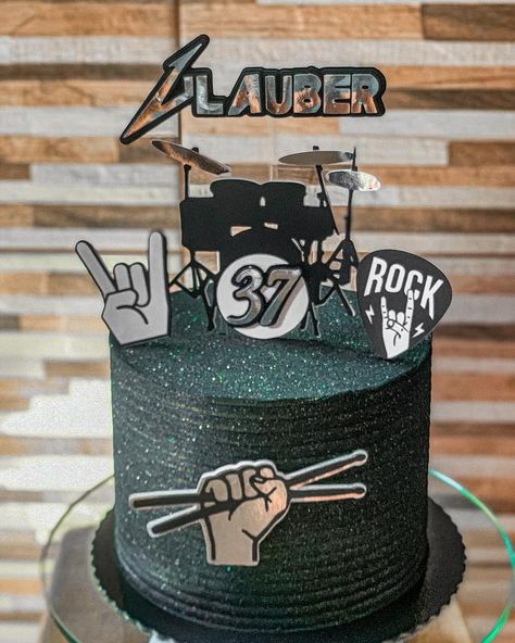 Bolo em chantininho Rock And Roll Cake Ideas, Punk Rock Cake, Rock Birthday Cake, Metallica Cake, Rock And Roll Cake, Bolo Rock, Drums Cake, Music Cake Ideas, Fishing Theme Cake