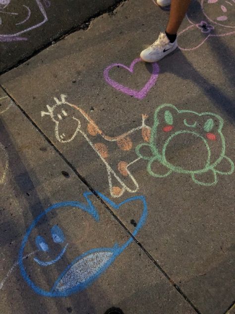 Drawing Chalk Ideas, Sidewalk Chalk Art Ideas Easy, Cool Chalk Drawings, Cute Chalk Ideas, Easy Sidewalk Chalk Art, Cute Chalk Drawings, Fun Chalk Art, Chalk Ideas, Chalk Design