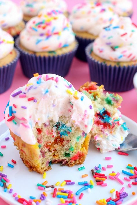 Confetti Frosting, Sprinkles Cupcake Recipes, Homemade Funfetti Cupcakes, Sprinkle Party Ideas, Funfetti Cupcake Recipe, Oreo Cupcake Recipe, Fluffy Vanilla Cupcakes, Homemade Vanilla Cupcakes, Cupcakes Funfetti