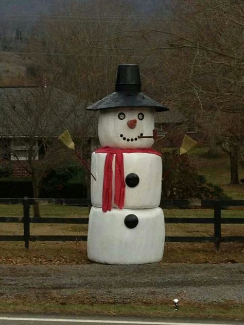 Hay bale snowman Hay Bale Snowman, Hay Bales Decorations, Hay Decorations, Hay Bale Christmas, Tire Snowman, Hay Bale Decor, Hay Bail, Hay Bale Decorations, Hay Bale Ideas