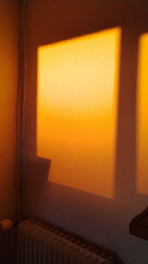 Coucher de soleil par une fenêtre Inner Light Aesthetic, Soleil Aesthetic, Ambiance Aesthetic, Warm Photography, Momo Design, Warm Lighting, Shadow Art, Inner Light, Beautiful Nature Scenes