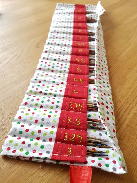 Knitting Needles Storage, Knitting Needle Case Tutorial, Diy Knitting Needle Case, Knitting Needle Case Pattern, Diy Knitting Needles, Knitting Projects Sweaters, Knitting Needle Storage, Needle Storage, Knitting Needle Case