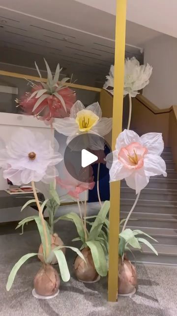 Liquor Decoration Design on Instagram: "Giant flowers decoration indoor. #indordecor #decoration #giantflower #flowerdesign #flowerdecor #floraldecor #blossom" Flowers Decoration, Giant Flowers, Bridal Brunch, May 13, Decoration Design, Indore, Liquor, Blossom, Flowers