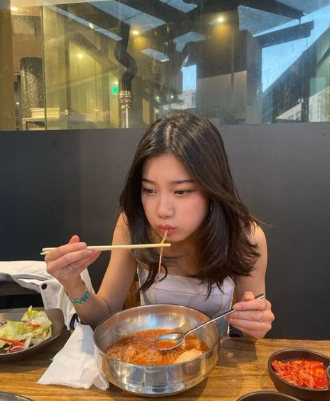 Hair Inspo Short, Eating Pictures, Eating Noodles, Noodles Lover, Food Pic, Bff Poses, Cold Noodles, Casual Makeup, Asian Restaurants