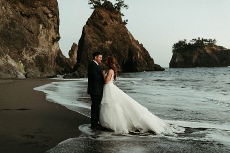 Pacific Northwest Beach Elopement in Brookings, Oregon Pacific Northwest Elopement, Oregon Coast Wedding Photos, Bali Couple, Oregon Beach Wedding, Pacific Northwest Beach, Brookings Oregon, Wedding Seasons, Pacific Northwest Wedding, Oregon Coast Elopement