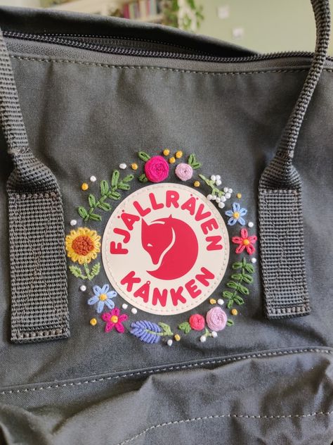 Fjallraven Kanken flower embroidery Fljaraven Kanken, Fjällräven Kånken Embroidery, Fjallraven Kanken Embroidered Diy, Kanken Embroidery Black, Embroidery Fjallraven Kanken, Embroidered Fjallraven Kanken, Kanken Embroidery Diy, Fjallraven Kanken Aesthetic, Fjallraven Embroidery