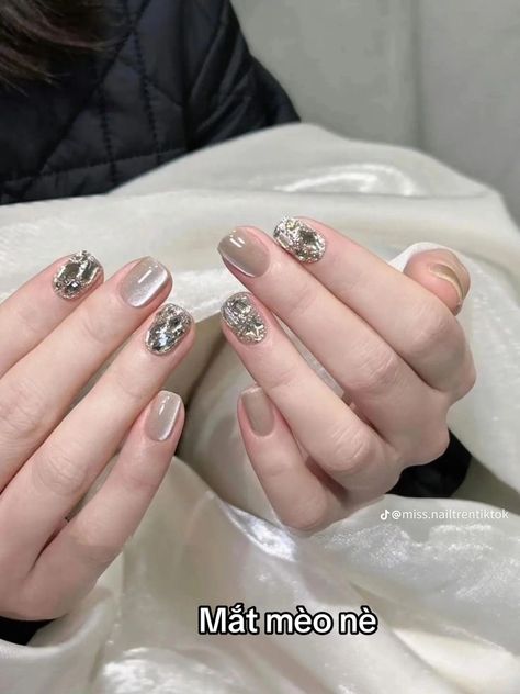 Nail Art Mariage, Nail Art Simple, Simple Nail Art, Brown Nails Design, Gel Toe Nails, Art Deco Nails, Ombre Nails Glitter, Fancy Nails Designs, Nail Jewels