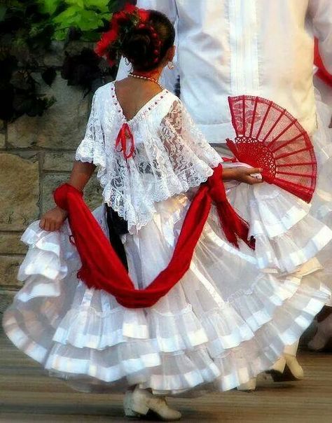 Adorable Little Veracruz Folklorico Dancer Folklorico Dresses, Mexican Folklore, Traditional Mexican Dress, Ballet Folklorico, Mexican Heritage, Fairy Style, Mexican Dress, 5 De Mayo, National Dress