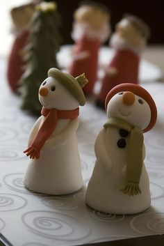 ¡Qué monisísimos! || Christmas Cake Topper Clay Christmas Decorations, Christmas Cake Designs, Christmas Cake Topper, Christmas Cake Decorations, Snowman Christmas Decorations, Xmas Cake, Clay Christmas, Christmas Clay, Fondant Decorations