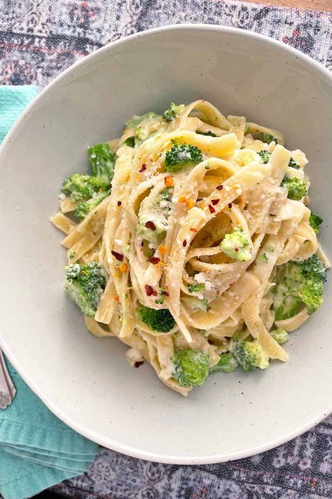 Let dinner be pasta night tonight! In our recipe for pasta with alfredo sauce and broccoli, we combine fettuccine and bright, crisp broccoli with a lush and creamy parmesan Alfredo sauce that has a hint of nutmeg. Visit Foodal now for all the delicious details. #alfredosaucerecipe #dinnerideas #foodal Fettucini Alfredo Recipe, Parmesan Alfredo Sauce, Fetuccini Alfredo, Fettucini Alfredo, Pasta Con Broccoli, Recipe For Pasta, Pasta With Alfredo Sauce, Broccoli Alfredo, Spaghetti Sauce Recipe