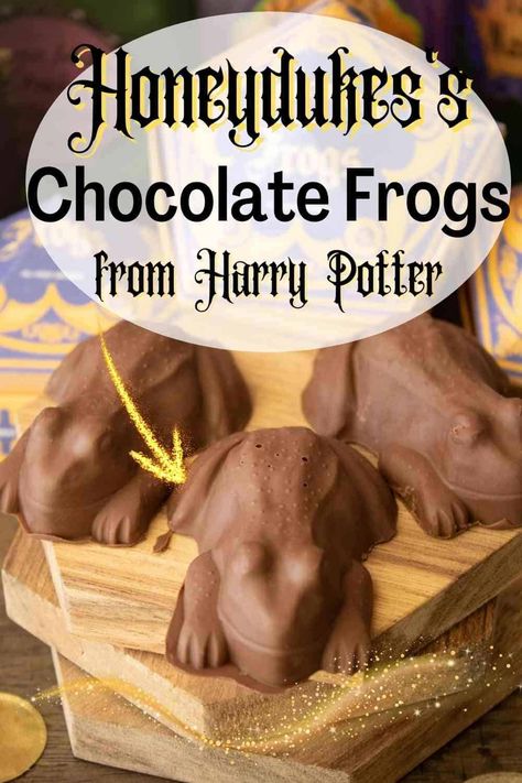 Where are the Harry Potter fans? You cannot enter the wizarding world of Harry Potter or climb aboard the Hogwarts Express without a pack of chocolate frogs! Did you know you can easily make your own pack of chocolate frogs, complete with an authentic-looking chocolate frog box with a unique wizard card on the bottom? Let Mindee's Cooking Obsession show you how! Chocolate Frog Recipe, Hogwarts Recipes, Chocolate Frog Box Template, Harry Potter Chocolate Frogs, Chocolate Frogs Harry Potter, Harry Potter Cocktails, Harry Potter Treats, Halloween Candy Recipes, Frog Box