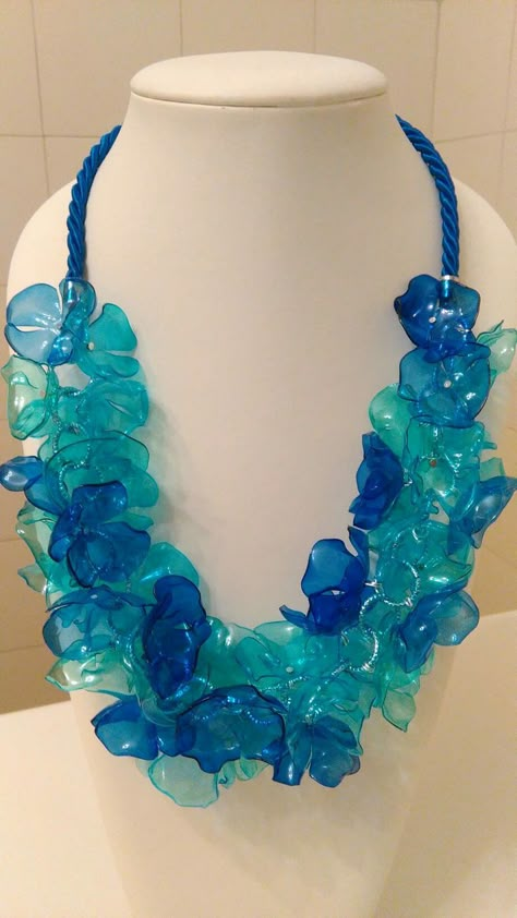 Recycled Costumes, Junk Kouture, Recycled Necklaces, Plastic Bottle Flowers, Recycled Dress, Plastic Bottle Art, Bottle Jewelry, Plastic Art, Plastic Bottle Crafts