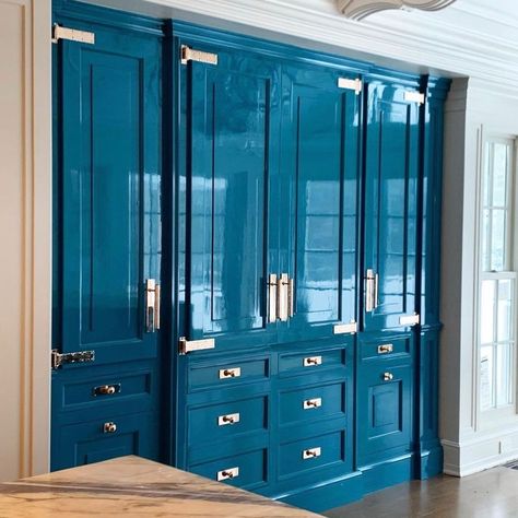 Fine Paints of Europe on Instagram: “Dazzling Monday blues! Fine Paints of Europe Hollandlac Brilliant 98, crafted by @katierogue and @christopherpeacock Unbelievably…” Inside Of Front Door, Christopher Peacock, Fine Paints Of Europe, Lacquered Walls, High Gloss Furniture, Lacquer Furniture, High Gloss Paint, Blue Cabinets, Custom Kitchens