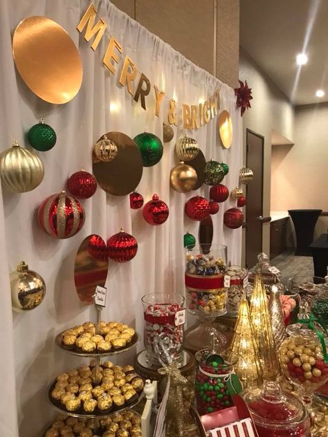 Christmas Candy Station Ideas, Office Christmas Party Decorations Table, Birthday Party Buffet Table Decor, Christmas Cake Table Decorations, Christmas Party Candy Table, Christmas Snack Table Decor, Christmas Party Display, Friends Christmas Party Decorations, Christmas Candy Centerpieces For Table