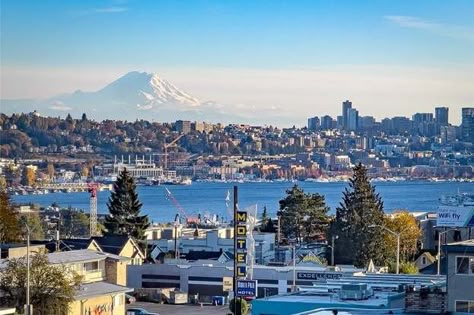 #Seattle Must See - ✈ #spaceneedle in #Washington, the most beautiful state in the Pacific Northwest🌲. #pnw 🌳 #tourism #tourismseattle 🛫 #travel #travelseattle #WashingtonState #whattosee #spaceneedle #emeraldcity #pacificnw #pioneersquare #pwntravel #greatwheel #centurylinkfield #cityofseattle Seattle City Aesthetic, Seattle Beach Aesthetic, Silverdale Washington, Seattle Nature Aesthetic, Seattle At Night Aesthetic, Seattle Life, Sea Town, City Portraits, Seattle Summer