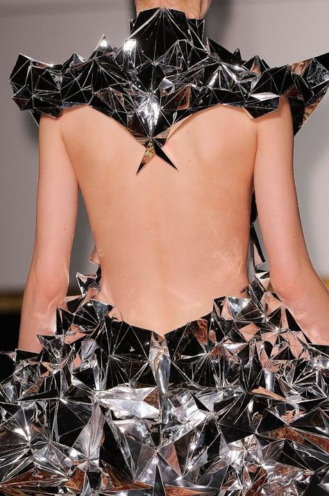 wintourfell:  balenciwanga:  Iris Van Herpen Haute Couture Spring 2013  q’d from my archive x Architectural Fashion, Sonia Delaunay, Origami Fashion, Sculptural Fashion, Geometric Fashion, Iris Van Herpen, Concept Clothing, 3d Fashion, Gareth Pugh