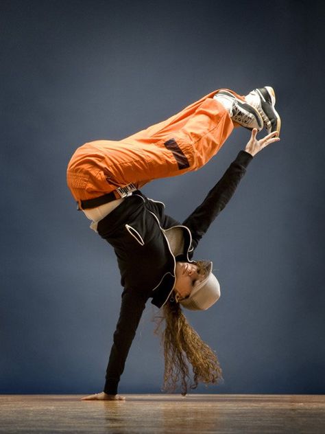 Hip-hop dancing Isadora Duncan, Hip Hop Dancer, Types Of Dancing, Dance Like No One Is Watching, Dance Outfit, Dance Movement, Shall We Dance, Dance Photos, Dance Life