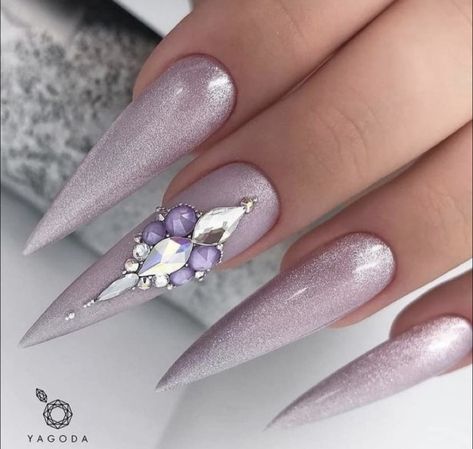 Mail Rhinestone Designs, Stilleto Nails Designs Rhinestones, Nail Diamond Placement Ideas, Nails Cristales, Diy Rhinestone Nails, Crystal Nail Art, Stilleto Nails Designs, Bling Nail Art, Purple Glitter Nails