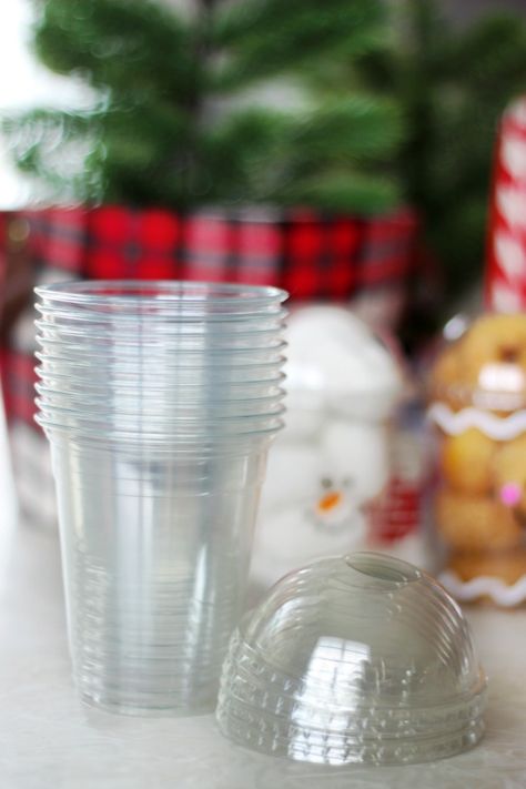 Fill these to-go cups with mini donuts and decorate the front for the most darling holiday party treat cups around! Great for class parties! Holiday Party Treats, Easy Holiday Party, Snowman Treats, Packaged Snacks, Clear Cups, Holiday Party Favors, Snack Cups, Mini Donuts, Simple Holidays