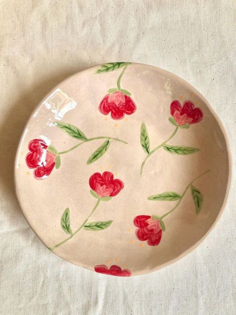 Painting Pottery Plates, Ceramic Plates Designs, Handmade Pottery Plates, Ceramics Bowls Designs, Plate Pottery, Ceramic Cafe, Diy Pottery Painting, Pottery Painting Ideas, Color Me Mine