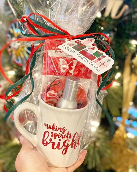 Get a mug from Dollar store and fill with Scentsy! Scentsy Christmas Basket Ideas, Scentsy Gift Ideas 2023, Scentsy Fall Gift Ideas, Scentsy Teacher Gifts Christmas, Scentsy Christmas Ideas, Scentsy Christmas Gifts, Scentsy Gift Baskets, Christmas Scentsy Gift Ideas, Scentsy Christmas Gift Ideas