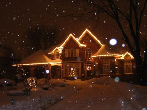 Snowy Suburbs, Snowy Night, Christmas Dreaming, Beautiful Snow, Random Aesthetic, Christmas Time Is Here, Christmas Feeling, Christmas Inspo, Warm Christmas