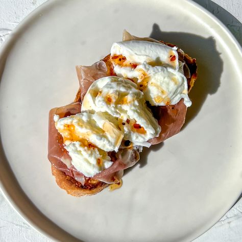 Prosciutto with Roasted Garlic and Mozzarella Sandwich Prosciutto Sandwich Ideas, Prosciutto Aesthetic, Baguette Prosciutto, Aesthetic Toast, Gourmet Brunch, Prosciutto And Mozzarella, Prosciutto Sandwich, Mozzarella Sandwich, Mozzarella Recipes