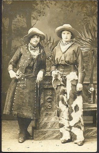 Kathy and Bobbie, outlaws 1800 Photography, Old West Photos, Wilde Westen, Cowboy Girl, The Lone Ranger, Cowboys And Indians, Vintage Cowgirl, Photographic Studio, Mountain Man