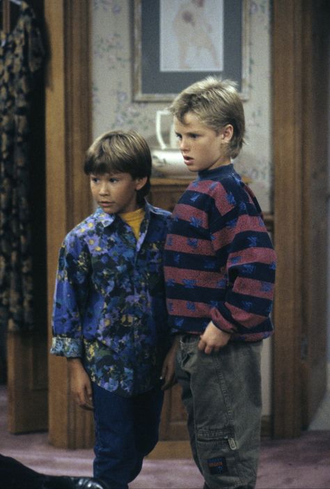 i'm less concerned with jtt's button-up and more with that rugby striped dino print (?) monstrosity zachery ty bryan is wearing at right // home improvement, 1991 Kids 80s Outfit Ideas Boys, Wonder Auggie, 90s Fashion Boys, Toxic Yuri, 2000s Boys, Devon Sawa, 1990s Kids, 80s Actors, Jonathan Taylor Thomas