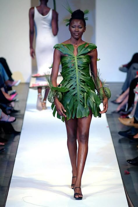 Robe feuille de philodendron, superbe !!! Franz Grabe • Clothing Made Of Plants, Flower Couture, Plant Fashion, Flower Dress Art, Botanical Fashion, Nature Dress, Floral Outfit, Floral Fashion, Unique Dresses