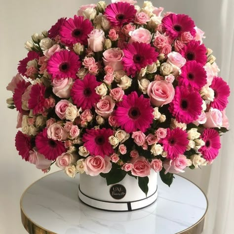 Pink Gerbera Bouquet, Gerbera Flower Arrangements, Unusual Flower Arrangements, Friendship Things, Flowers For Girlfriend, Gerbera Bouquet, Luxury Flower Arrangement, Paper Flowers Wedding Bouquet, Basket Flower Arrangements