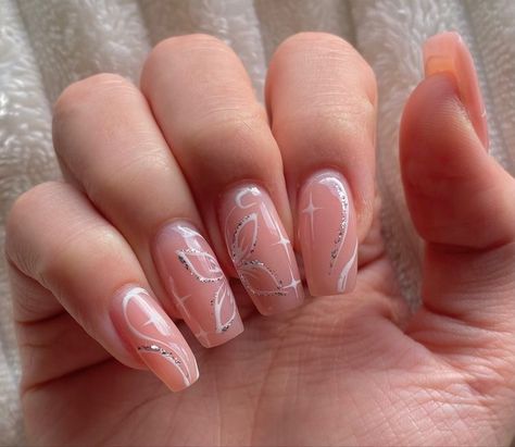 Pretty Simple Nails Acrylic White, Buterfluffy Nails Ideas, Acrylic Nail Butterfly Designs, Nail Art Designs Silver Glitter, Butterfly Nails Glitter, White Glitter Butterfly Nails, Nails Inspiration Butterflies, Nail Inspo Butterflies, Cute Nail Designs Butterfly