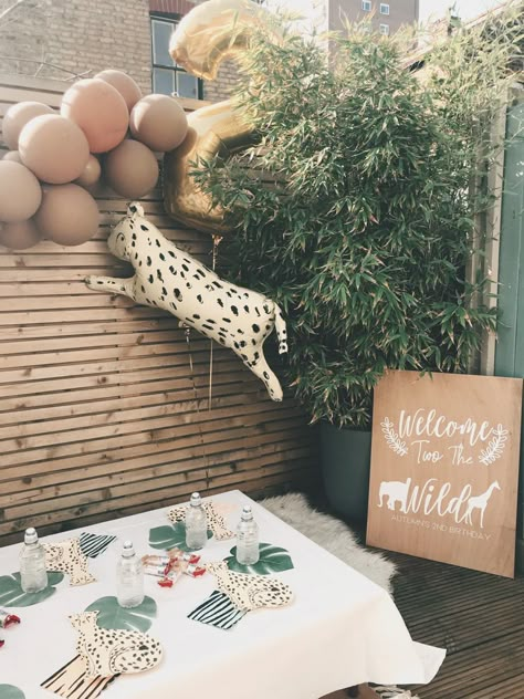 Boho Animal Birthday Party, Neutral Animal Birthday Party, Boho Jungle Birthday Party, Safari Animal Balloons, Meri Meri Safari Party, Modern Safari Birthday Party, Boho Safari Birthday Party, Safari Party Decor, Cheetah Birthday Party