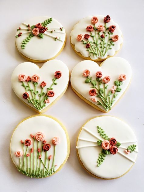 Floral Birthday Cookies Royal Icing, Icing Cookies Aesthetic, Flower Cookie Royal Icing, Royal Icing Cookies Floral, Flower Biscuits Royal Icing, Cookies With Flowers Royal Icing, Magic Cookies Decorated, Flowers On Cookies Royal Icing, Cookie Decorating Inspiration