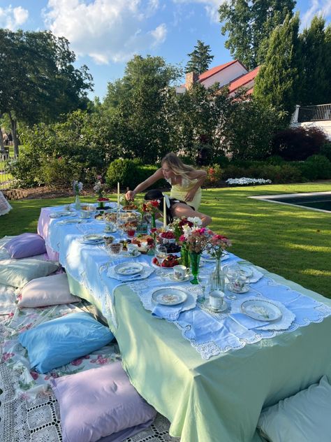 Tea Party Ideas Outdoor, 18th Birthday Summer Party Ideas, Dresses Bday Party, Lunch Garden Party, Flower 21st Birthday Party Ideas, Tea Party Aesthetic Birthday, Birthday Party Garden Ideas, Outside Birthday Picnic, Sixteenth Birthday Dress