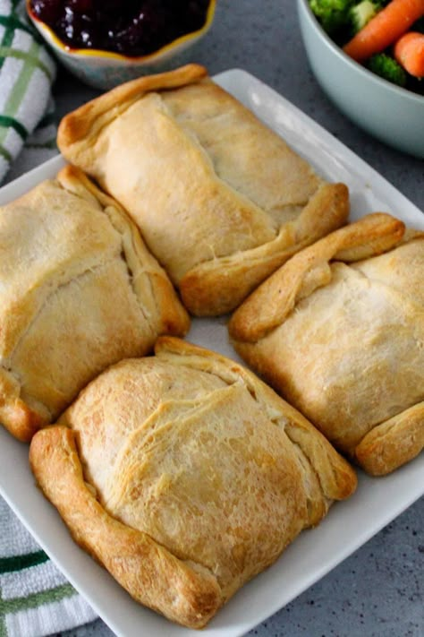 Chicken Pockets Chicken Squares, Chicken Pockets, Easy Chicken Pot Pie Recipe, Can Chicken Recipes, Easy Chicken Pot Pie, Crescent Dough, Cream Cheese Chicken, Quick Chicken, Chicken Pot Pie Recipes