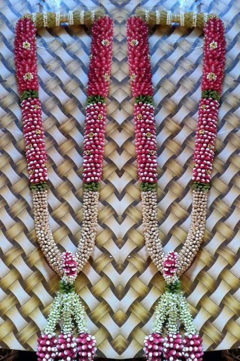 Pelli Dandalu For Engagement, Engagement Garlands Indian Simple, Simple Wedding Garland, Maalai Designs For Reception, Muhurtham Malai Design, Engagement Flower Mala, Flowers Mala For Wedding, Pelli Dandalu For Marriage, Pelli Garlands