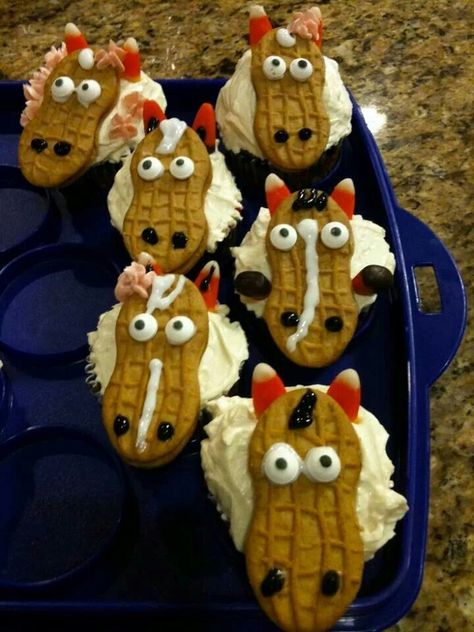 Horse cupcakes!!! Too cute. Making these for the race! Work Cupcakes, Horse Cupcakes, Bandana Flowers, Derby Time, Decorated Cupcakes, Horse Cookies, Derby Ideas, Horse Food, Horse Cake