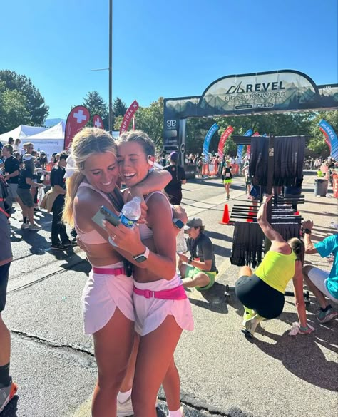 5k Pictures, Running Besties, Colour Run Aesthetic, Marathon Picture Ideas, Ultra Marathon Aesthetic, Marathon Outfit Women Race Day, Running With Friends, 5k Aesthetic, Half Marathon Aesthetic