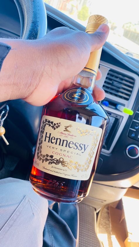 Hennessy Aesthetic, Hennessy Drinks, Hennessy Very Special Cognac, Hennessy Bottle, Pretty Alcoholic Drinks, Alcohol Aesthetic, Healthy Food Dishes, Pretty Drinks, New Photo Download