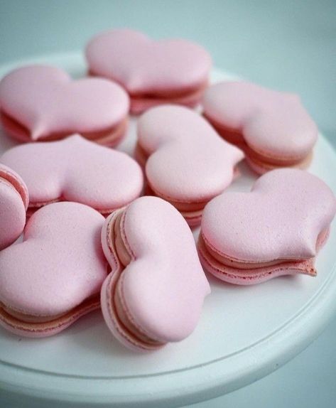 Heart Shape Macaron, Macaroons Shapes, Macaroon Shapes, Heart Macaroons, Heart Shaped Macarons, Pregnancy Announcement Cake, Rose Macarons, Heart Macarons, Fancy Donuts